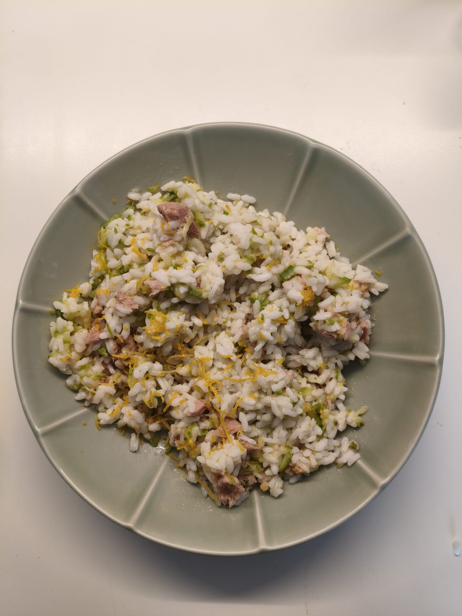 Riso con tonno, zucchine e scorza di limone
